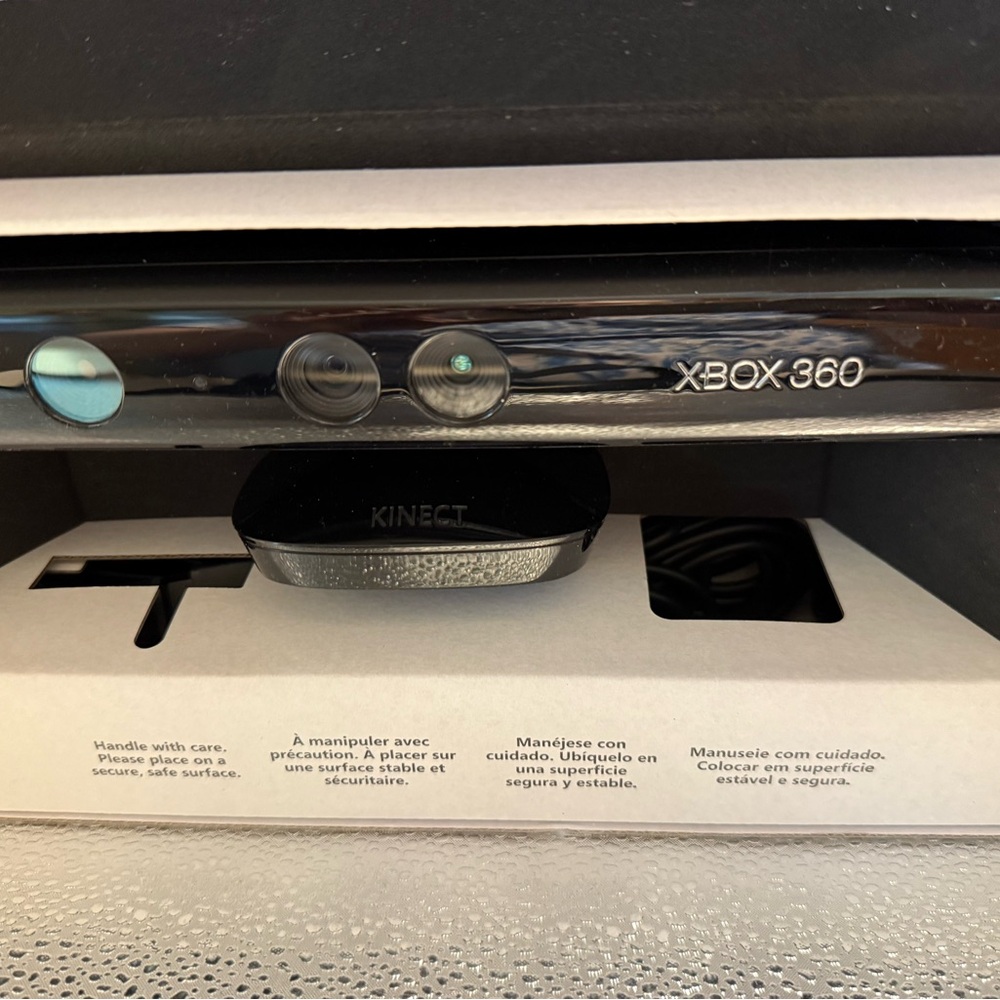 Xbox 360 Kinect Sensor - Black - Picture 4 of 8